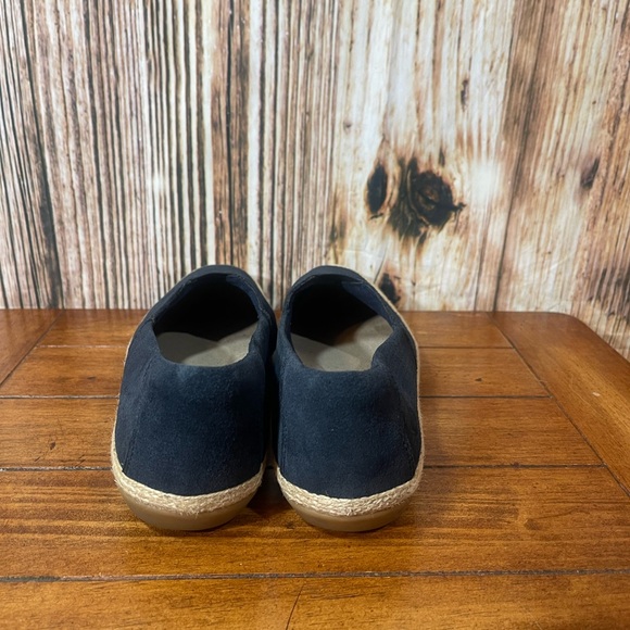 CLARKS COLLECTION ~ Women's size 9 ~ navy Suede Ultimate Comfort Slip On - Picture 3 of 6